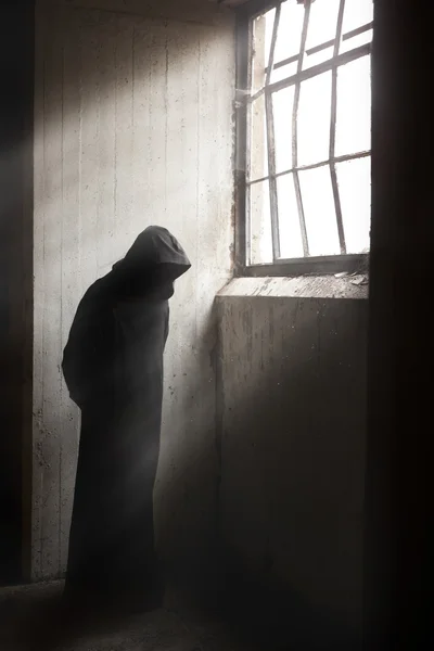 Schnitter wartet in einem dunklen, verlassenen Gebäude — Stockfoto