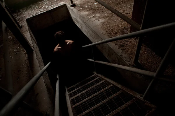 Silueta de hombre aterrador en la escalera oscura Imagen de stock