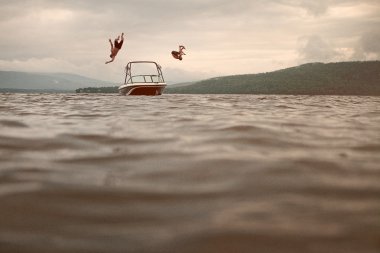 iki genç adam birini atlama