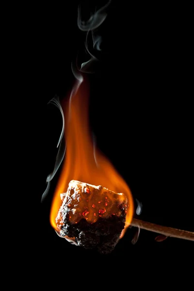 Marshmallow sobrecalentado ardiendo y poniéndose todo negro Fotos de stock