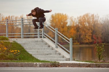 kaykaycı ollie merdivenlerden aşağı gidiyor