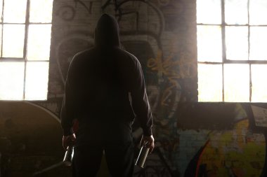 bir duvar ve hazır bakan genç adam, bir grafiti yapmak