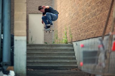 kaykaycı kickflip merdivenlerden aşağı gidiyor