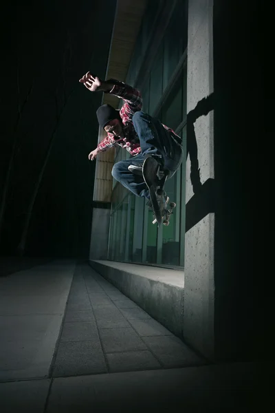 Skateboardåkare gör en wallie på en vägg — Stockfoto