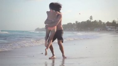 mutlu bir çift sahilde eğlenmek seviyor