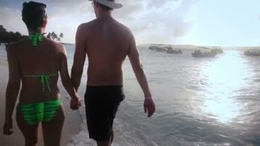 mutlu bir çift Sahilde yürüyüş seviyorum