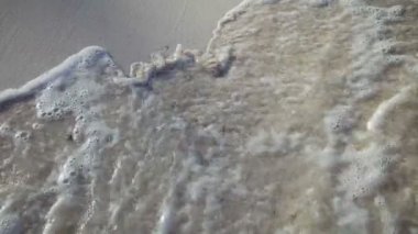 kalp sembolü bir güzel kum plajı üzerinde çizim