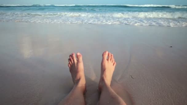 해변에 앉아 있는 소녀 — 비디오