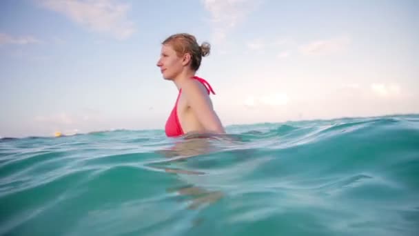 Chica caminando en el mar — Vídeos de Stock