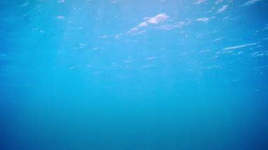 Okyanus dalgaları üzerinden sualtı