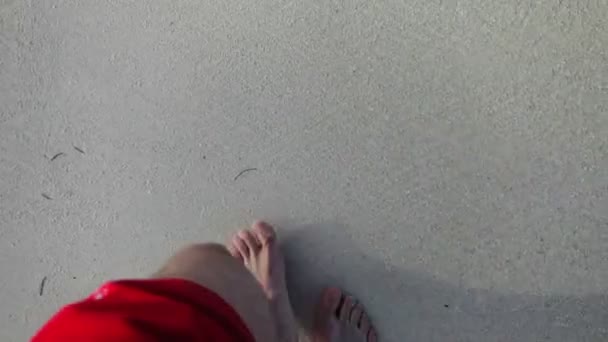 Hombre caminando en la playa — Vídeo de stock