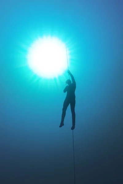 Freediver segurando uma corda na água — Fotografia de Stock