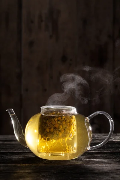 Kamillentee in einer klaren Teekanne — Stockfoto