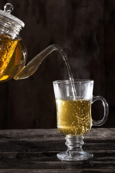 Dökerek sıcak papatya çayı — Stok fotoğraf