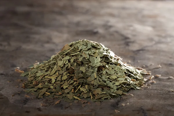 Eucalyptus thee thee op een metalen textuur Stockafbeelding
