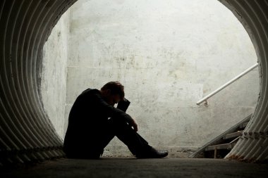 siluet yerde yatan desparate işadamı