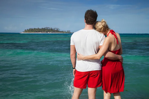 Couple at The Sean with Desert Island in Background — Stock Photo, Image