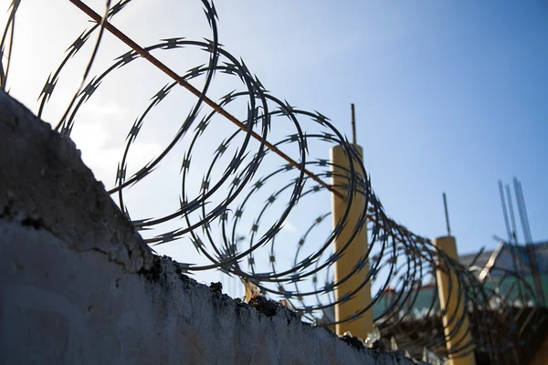 Filo spinato sopra un vecchio muro — Foto Stock