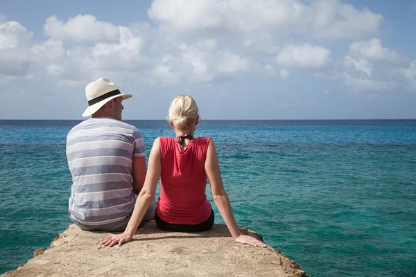 Beautiful Couple sitting on a rock and Looking at The View — Stock Photo, Image