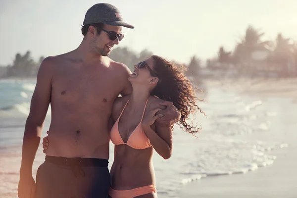 Smukke par på stranden have det sjovt - Stock-foto