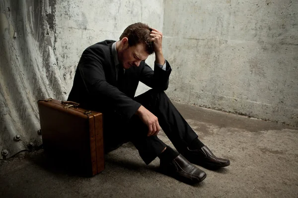 Empresário muito desesperado deitado no chão — Fotografia de Stock