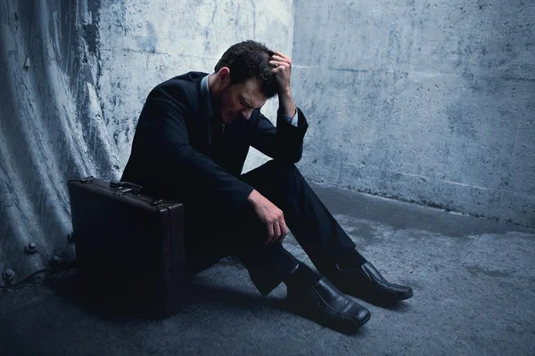 Sehr verzweifelter Geschäftsmann am Boden liegend — Stockfoto