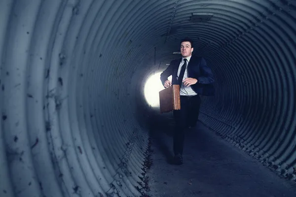 Businessman ocupado Correndo em um túnel . — Fotografia de Stock