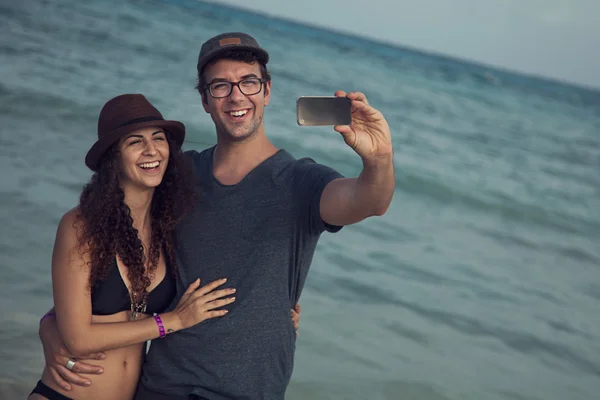 Pareja tomando ellos mismos en foto Fotos de stock