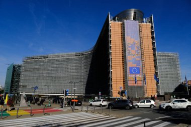 Avrupa Birliği 'nin yürütme kolu olan Avrupa Komisyonu' nun genel merkezine ev sahipliği yapan bir ofis binası olan Berlaymont 'un dışında arabalar geçer. Brüksel, Belçika 22 Eylül 2022.