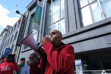 Belçika 'nın Brüksel kentinde 21 Eylül 2022' de düzenlenen ulusal gösteride sendika üyeleri artan enerji fiyatları ve yaşam maliyetlerinin artmasına karşı düzenlenen gösteride bağırarak pankart salladılar..