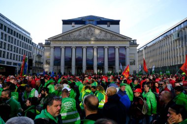 Belçika 'nın Brüksel kentinde 21 Eylül 2022' de düzenlenen ulusal gösteride sendika üyeleri artan enerji fiyatları ve yaşam maliyetlerinin artmasına karşı düzenlenen gösteride bağırarak pankart salladılar..