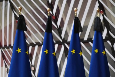 Brüksel 'deki Avrupa Konseyi ve Avrupa Komisyonu önünde Avrupa bayrakları, 9 Eylül 2022' de İngiltere Kraliçesi 2. Elizabeth 'in Brüksel, Belçika' da geçirilmesi sonrasında yarıya indirildi..