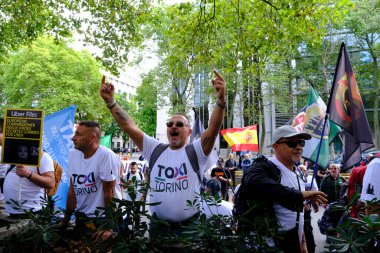 8 Eylül 2022 'de Brüksel, Belçika' da Uber 'i protesto eden taksi şoförlerinin Avrupalı işçi sendikaları pankart ve bayraklar taşıyorlar..