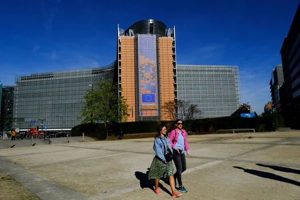 Ludzie Wychodzą Poza Berlaymont Budynek Biurowy Którym Mieści Się Siedziba — Zdjęcie stockowe