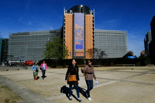 Ludzie Wychodzą Poza Berlaymont Budynek Biurowy Którym Mieści Się Siedziba — Zdjęcie stockowe