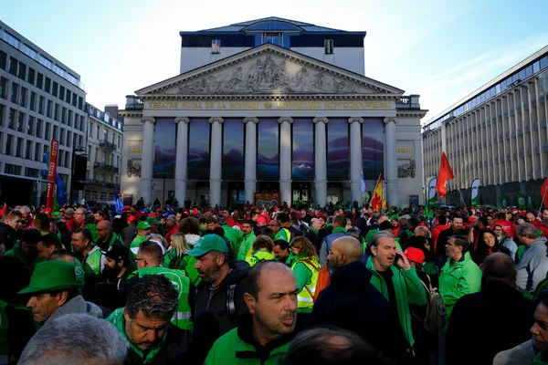 労働組合員は 2022年9月21日にベルギーのブリュッセルで行われた全国デモの際に エネルギー価格の高騰と生活費の上昇に対するデモの中で 声と波のバナーを発表しました — ストック写真