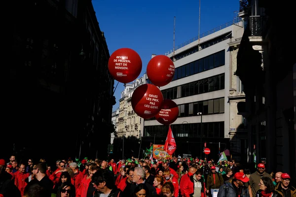 Fackföreningsmedlemmar Skriker Och Viftar Med Banderoller Demonstration Mot Stigande Energipriser — Stockfoto