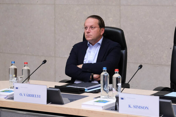 Комиссар ЕС Оливер ВАРХЕЛИ в начале заседания еженедельного заседания Колледжа Европейской Комиссии в Брюсселе, Бельгия, 18 сентября 2022 года.