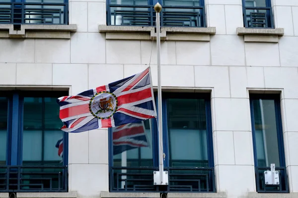 Флаг Союза Перед Посольством Великобритании Полумачте После Кончины Королевы Великобритании — стоковое фото