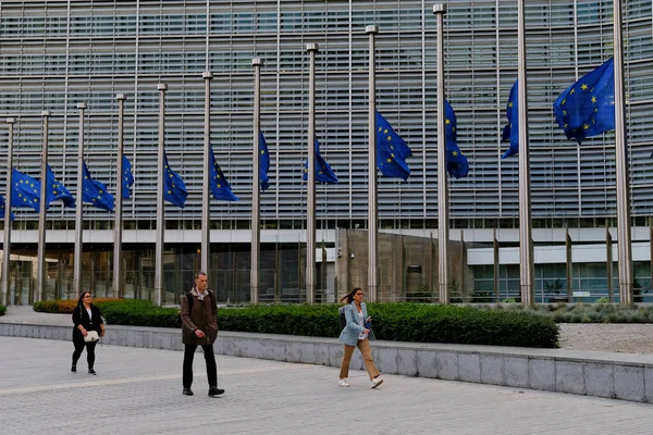 Europäische Flaggen Vor Dem Europäischen Rat Und Der Europäischen Kommission — Stockfoto