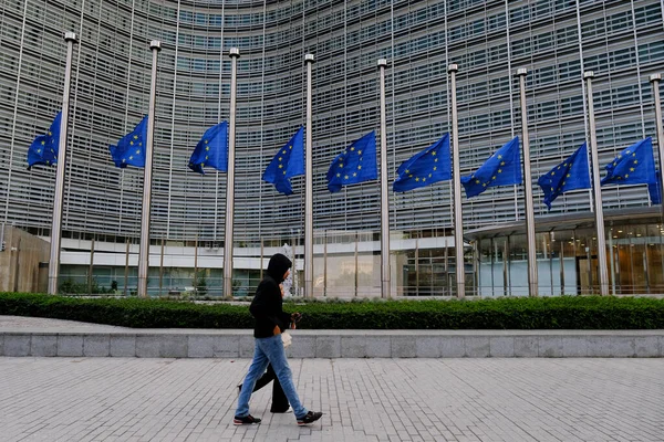 Banderas Europeas Frente Consejo Europeo Comisión Europea Bruselas Media Asta — Foto de Stock