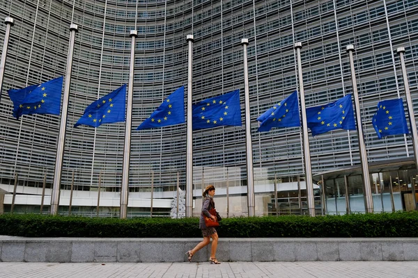 Europäische Flaggen Vor Dem Europäischen Rat Und Der Europäischen Kommission — Stockfoto