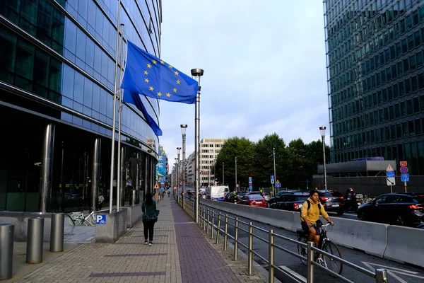Flagi Europejskie Przed Radą Europejską Komisją Europejską Brukseli Połowie Masztu — Zdjęcie stockowe