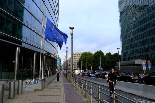 Banderas Europeas Frente Consejo Europeo Comisión Europea Bruselas Media Asta —  Fotos de Stock