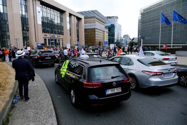 タクシー運転手のヨーロッパの労働組合は 9月の8 2022でベルギーのブリュッセルでUberに抗議して通りを車で塞いでいます — ストック写真