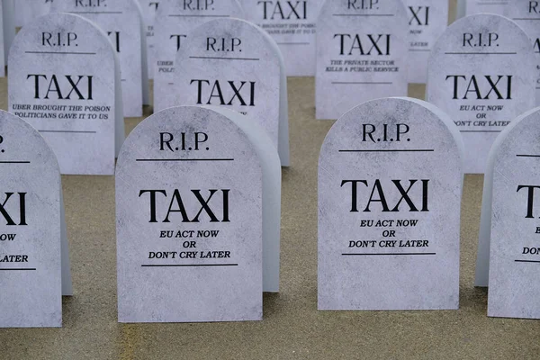 Taxichaufförer Placerade Gravstenar Som Uppmanade Att Agera Eller Inte Gråta — Stockfoto