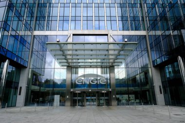 Belçika 'nın Brüksel kentinde 25 Eylül 2022' de Fransız doğalgaz ve enerji grubu Engie 'nin inşasına dış bakış.
