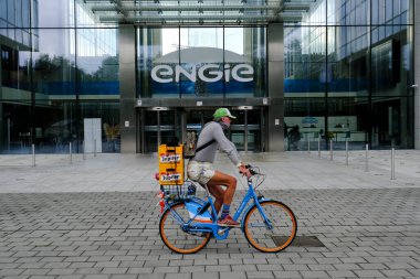 25 Eylül 2022 'de Belçika' nın Brüksel kentindeki Engie şirketinin önünde yürüyen insanlar görülüyor..