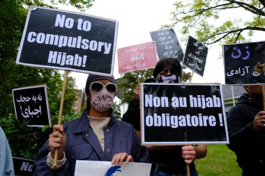 23 Eylül 2022 'de Mahsa Amini' nin ölümünden sonra Belçika 'nın Brüksel kentindeki İran Büyükelçiliği önünde düzenlenen gösteriye protestocular katıldı..