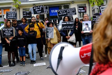 23 Eylül 2022 'de Mahsa Amini' nin ölümünden sonra Belçika 'nın Brüksel kentindeki İran Büyükelçiliği önünde düzenlenen gösteriye protestocular katıldı..